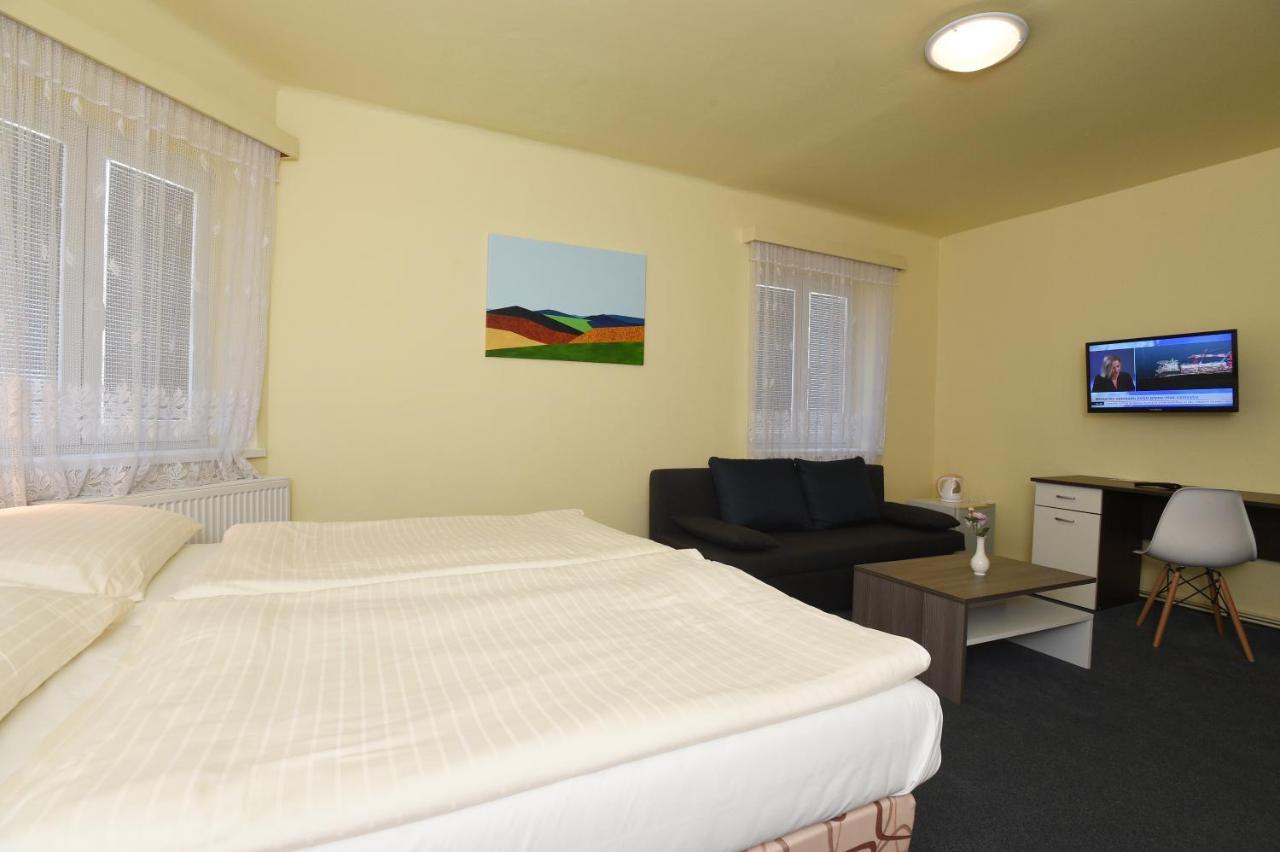 Hotel U Jezirka Liberec Bagian luar foto