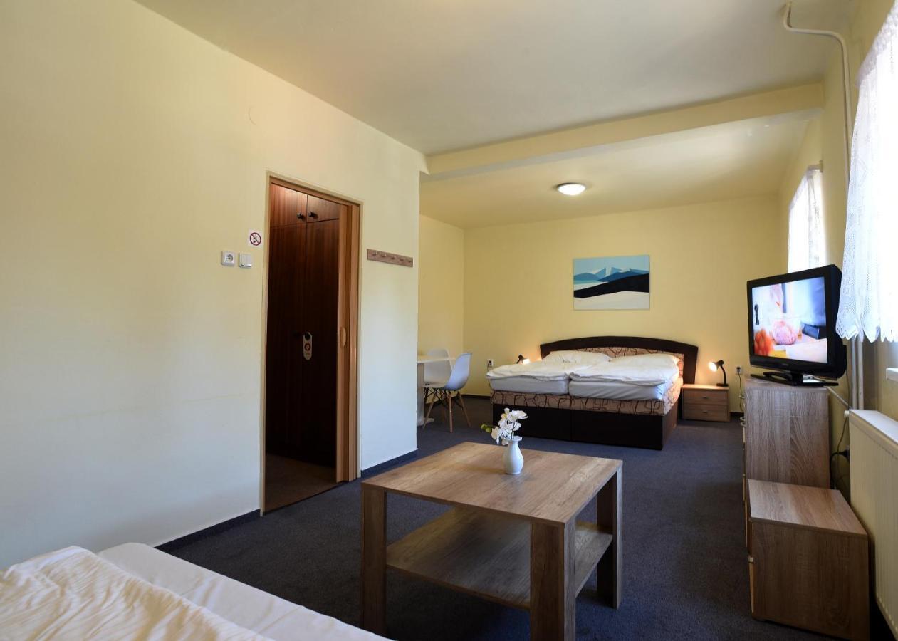Hotel U Jezirka Liberec Bagian luar foto